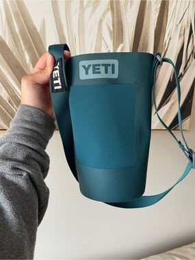 YETI Rambler® 18 oz Water Bottle Sling EUC